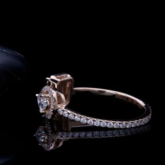 Unique Emerald and pear cut twin diamond engagement ring - Picture 4 of 12